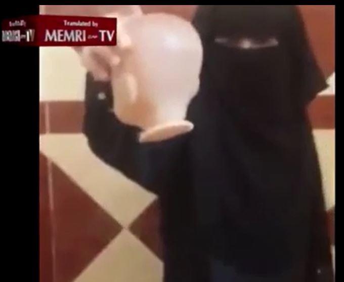 (تصاویر)سر بُریدن به شیوه دختربچه نقابدار داعشی (تصاویر)سر بُریدن به شیوه دختربچه نقابدار داعشی