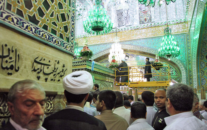 تصاویر/ تعویض گلهای ضریح امام رضا(ع) تصاویر/ تعویض گلهای ضریح امام رضا(ع)