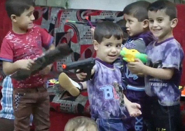 داعش کودکان تروریستهای خارجی را آموزش میدهد داعش کودکان تروریستهای خارجی را آموزش میدهد