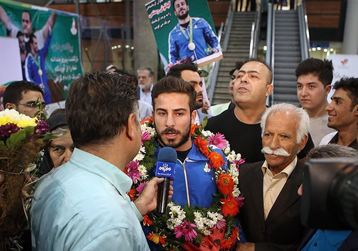 (تصاویر) استقبال از بهداد و تیم وزنه‌برداری