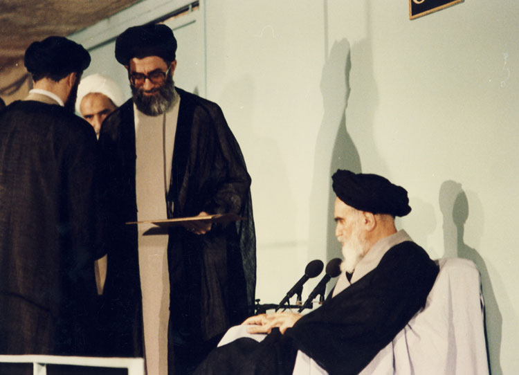 (تصاویر) تنفیذ ریاست جمهوری آیتالله خامنهای (تصاویر) تنفیذ ریاست جمهوری آیتالله خامنهای