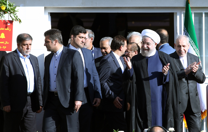 (تصاویر) روحانی زنگ آغاز سال تحصیلی را ب (تصاویر) روحانی زنگ آغاز سال تحصیلی را ب