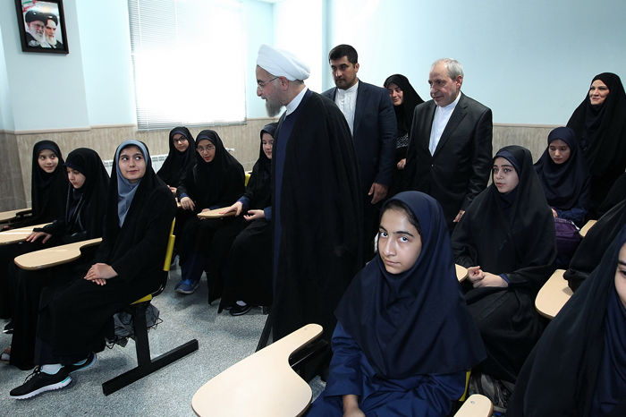 (تصاویر) روحانی زنگ آغاز سال تحصیلی را ب (تصاویر) روحانی زنگ آغاز سال تحصیلی را ب