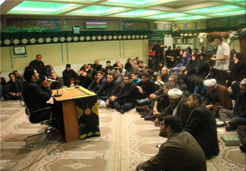 اینجا انگلیسی، نوحه می‌خوانند