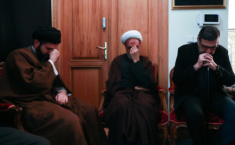 (تصاویر) فرزند رهبر انقلاب در مراسم عزاداری محرم در منزل صادق خرازی