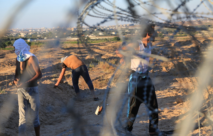 (تصاویر) حمله سربازان اسرائیل به جوانان در غزه