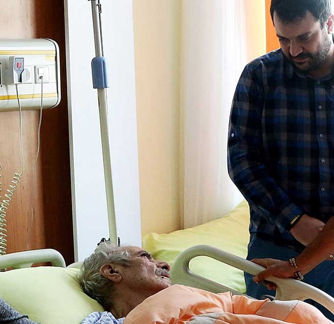 (تصاویر) منصور پورحیدری در بستر بیماری (تصاویر) منصور پورحیدری در بستر بیماری