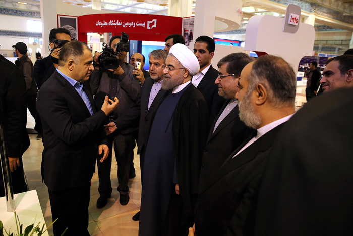 (تصاویر) جنتی همراه روحانی در نمایشگاه مطبوعات (تصاویر) جنتی همراه روحانی در نمایشگاه مطبوعات
