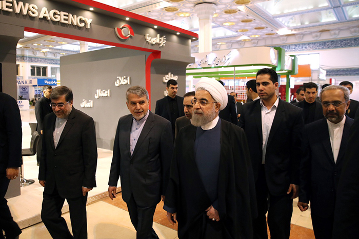 (تصاویر) جنتی همراه روحانی در نمایشگاه مطبوعات (تصاویر) جنتی همراه روحانی در نمایشگاه مطبوعات