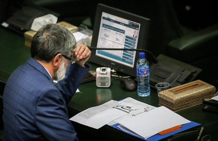 (تصاویر) مطهری در حال خواندن کیهان