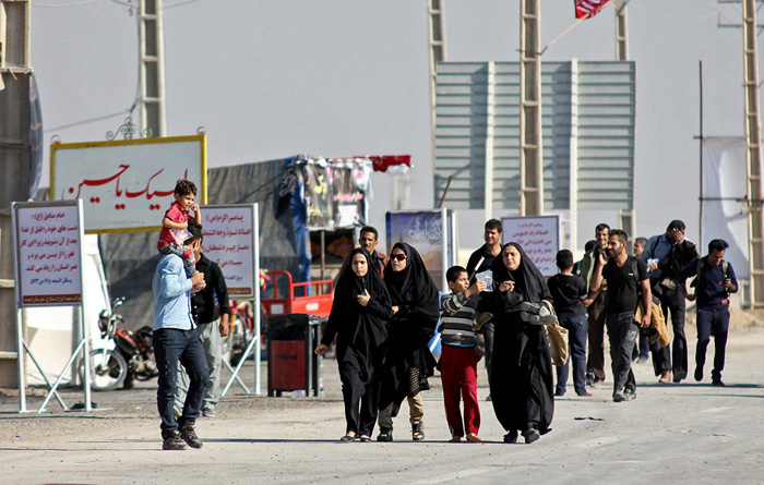 (تصاویر) زائران پیاده اربعین در مرز شلمچه (تصاویر) زائران پیاده اربعین در مرز شلمچه