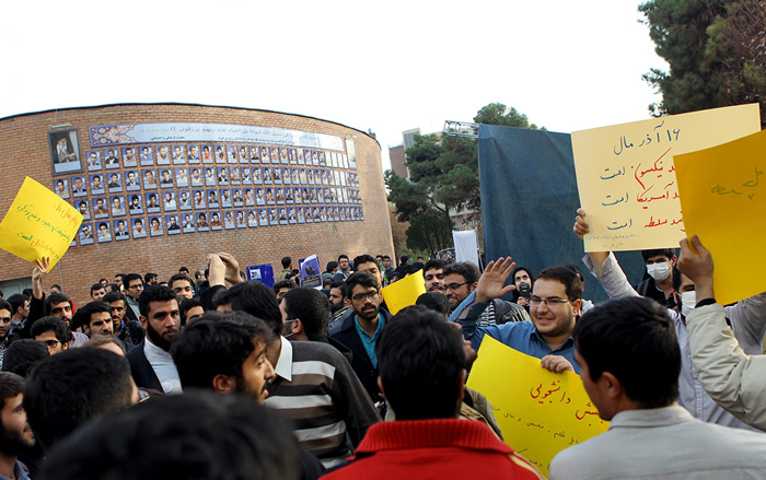 (تصاویر) حضور مجید انصاری در دانشگاه حاشیه ساز شد (تصاویر) حضور مجید انصاری در دانشگاه حاشیه ساز شد