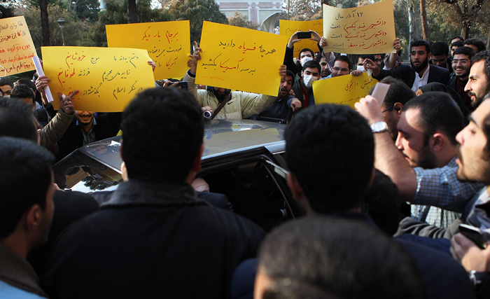 (تصاویر) حضور مجید انصاری در دانشگاه حاشیه ساز شد (تصاویر) حضور مجید انصاری در دانشگاه حاشیه ساز شد