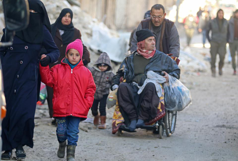 (تصاویر) انتقال تروریستها از حلب زیر عکس اسد! (تصاویر) انتقال تروریستها از حلب زیر عکس اسد!