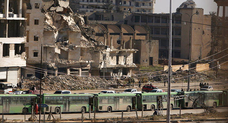 (تصاویر) انتقال تروریستها از حلب زیر عکس اسد! (تصاویر) انتقال تروریستها از حلب زیر عکس اسد!
