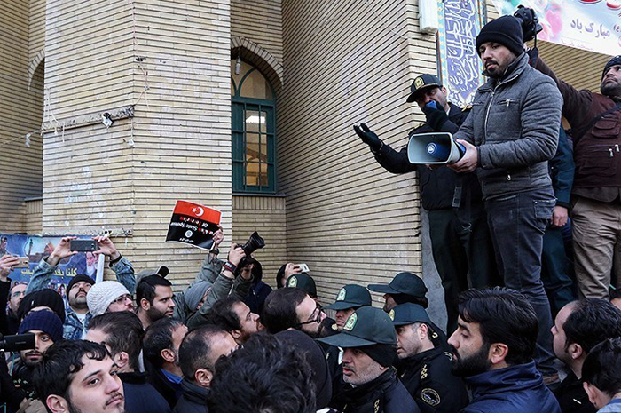(تصاویر) تجمع مقابل کنسولگری ترکیه در مشهد (تصاویر) تجمع مقابل کنسولگری ترکیه در مشهد