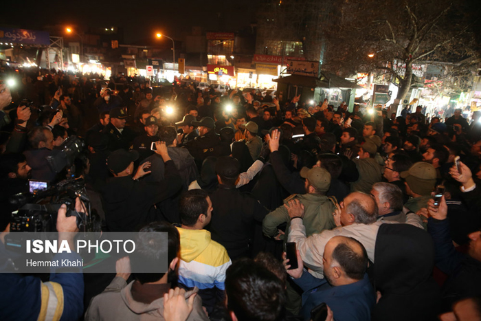 (تصاویر) گریههای مهدی و فائزه مقابل بیمارستان (تصاویر) گریههای مهدی و فائزه مقابل بیمارستان
