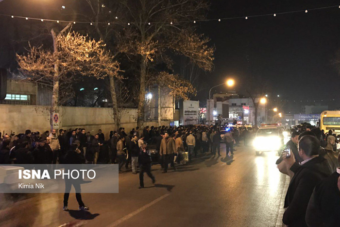 (تصاویر) گریههای مهدی و فائزه مقابل بیمارستان (تصاویر) گریههای مهدی و فائزه مقابل بیمارستان