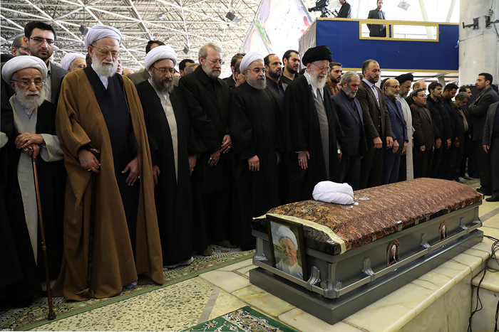 (تصاویر) نماز رهبرانقلاب بر پیکر 