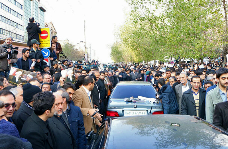 (تصاویر) پیکر هاشمی میان سیل جمعیت (تصاویر) پیکر هاشمی میان سیل جمعیت