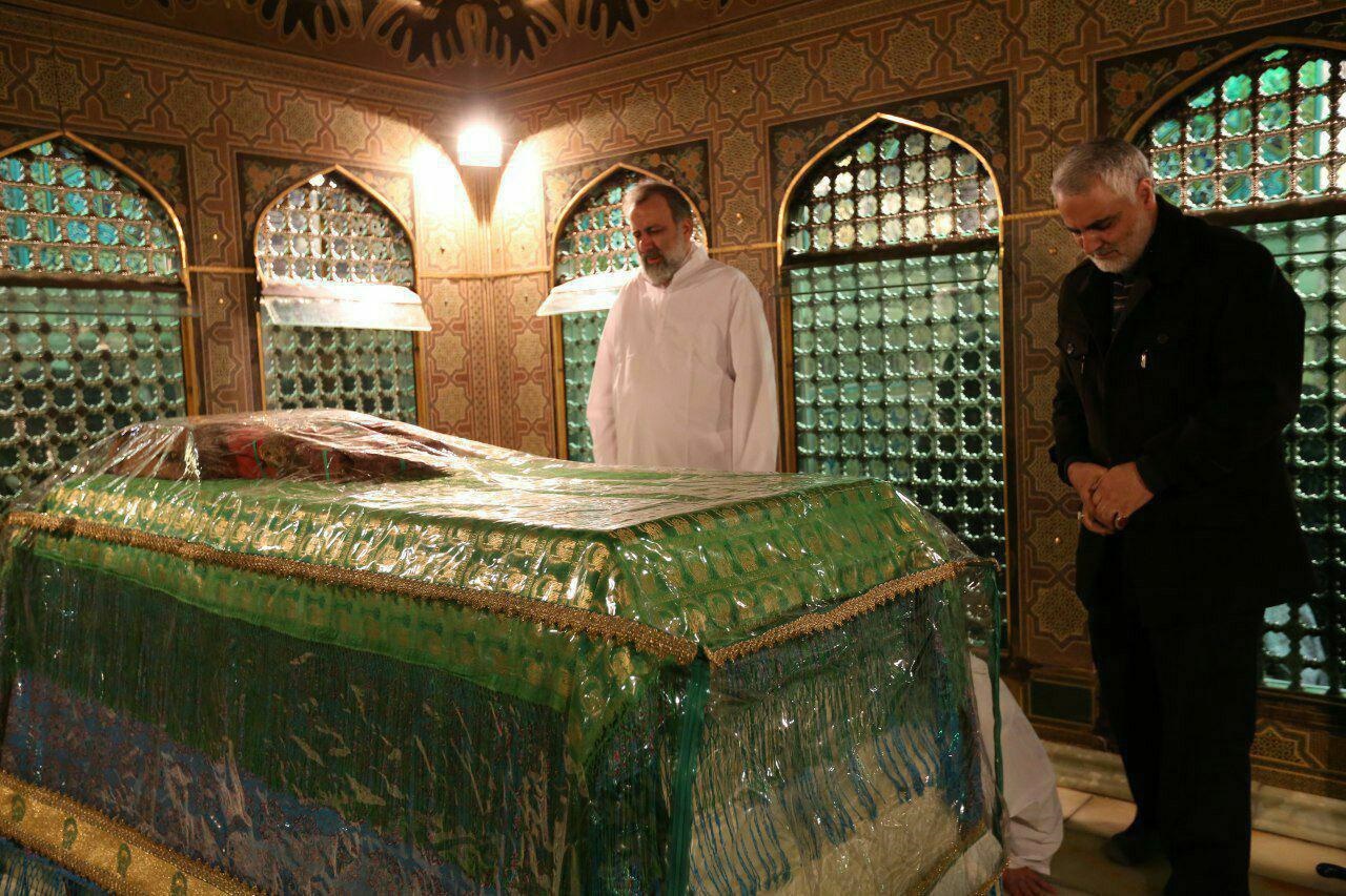 (عکس) سردار سلیمانی در مراسم غبارروبی ضریح امام رضا (عکس) سردار سلیمانی در مراسم غبارروبی ضریح امام رضا