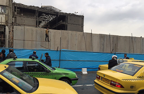 (تصاویر) دیوارکشی به دور پلاسکو (تصاویر) دیوارکشی به دور پلاسکو