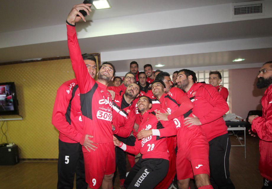 (تصاویر) رختکن پرسپولیس پس از شکست تراکتور