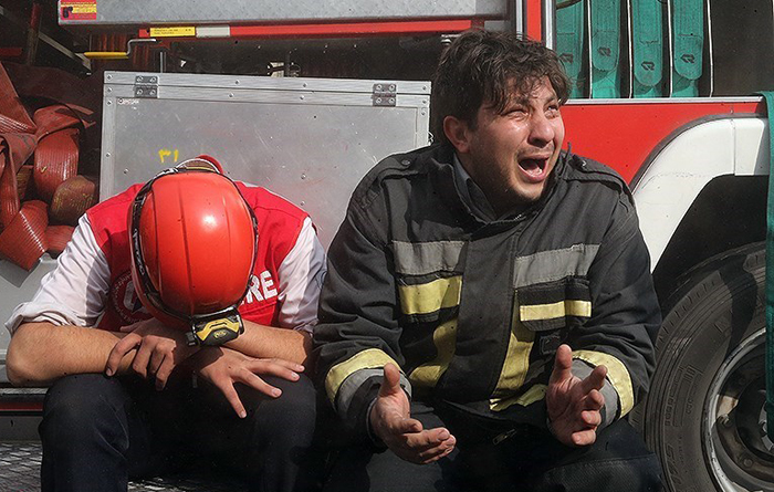 (تصاویر) آتشنشانان در بهتِ فاجعه (تصاویر) آتشنشانان در بهتِ فاجعه