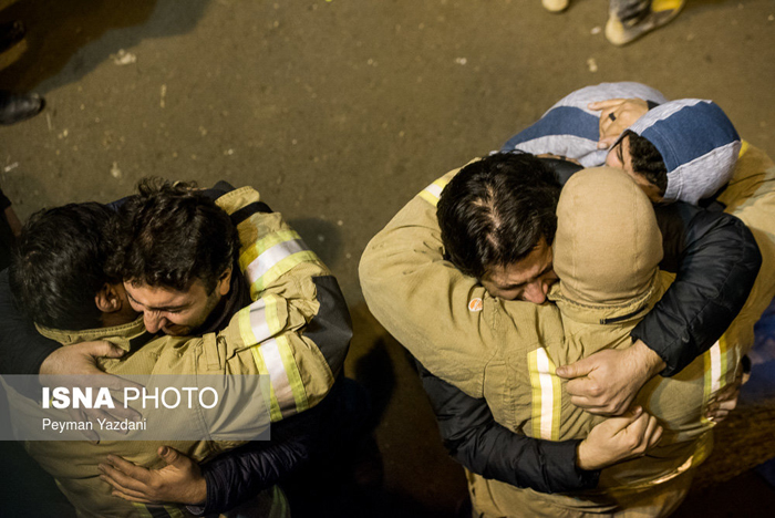 (تصاویر) چشمان گریان، خیره به آوار پلاسکو (تصاویر) چشمان گریان، خیره به آوار پلاسکو