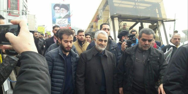 (عکس) حضور سردار سلیمانی در راهپیمایی 22 بهمن (عکس) حضور سردار سلیمانی در راهپیمایی 22 بهمن