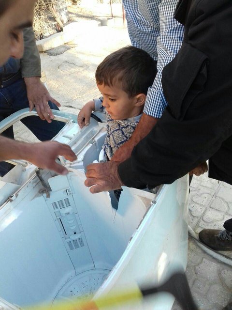 نجات کودک گرفتار در ماشین لباسشویی در یاسوج نجات کودک گرفتار در ماشین لباسشویی در یاسوج
