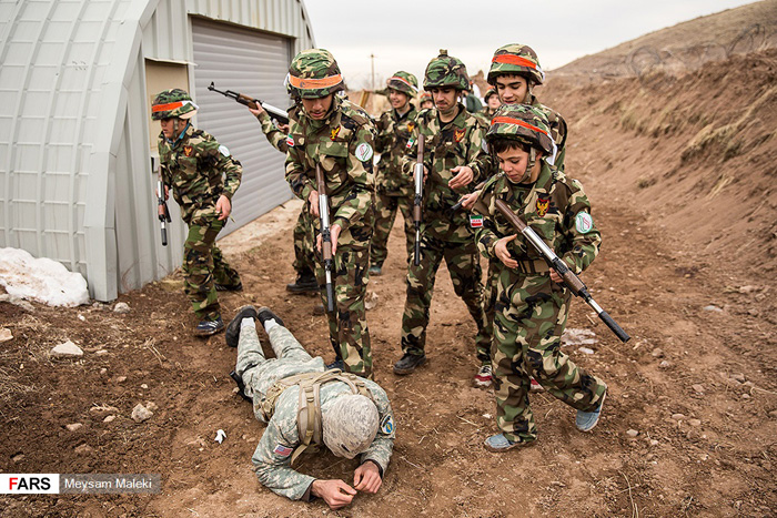(تصاویر) آشنایی دانشآموزان با جنگ مسلحانه (تصاویر) آشنایی دانشآموزان با جنگ مسلحانه