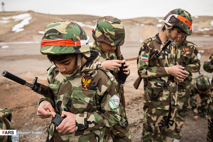 (تصاویر) آشنایی دانشآموزان با جنگ مسلحانه (تصاویر) آشنایی دانشآموزان با جنگ مسلحانه