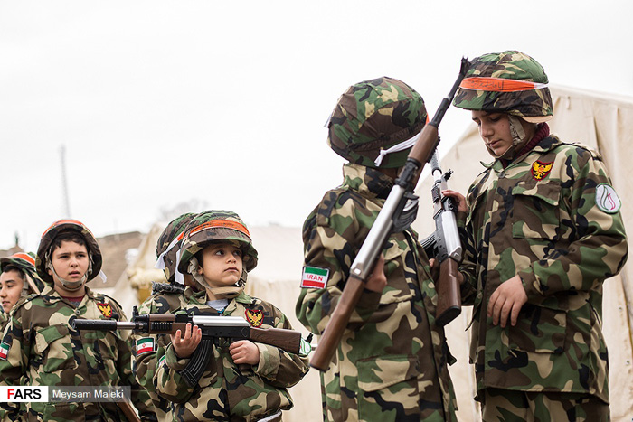 (تصاویر) آشنایی دانشآموزان با جنگ مسلحانه (تصاویر) آشنایی دانشآموزان با جنگ مسلحانه