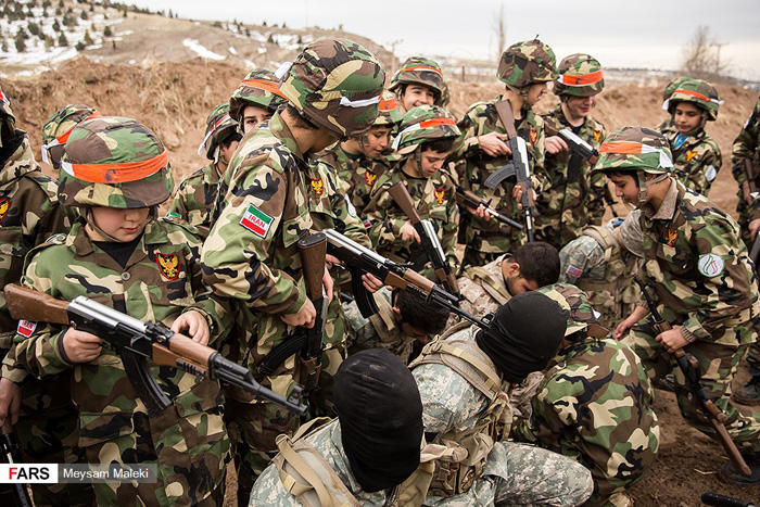 (تصاویر) آشنایی دانشآموزان با جنگ مسلحانه (تصاویر) آشنایی دانشآموزان با جنگ مسلحانه