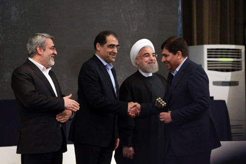 اعطای تندیس توسط روحانی به رییس ستاد اجرایی فرمان امام اعطای تندیس توسط روحانی به رییس ستاد اجرایی فرمان امام