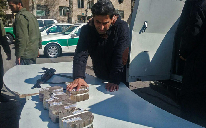 (تصاویر) دستگیری سارقان خودروی حمل پول بانک (تصاویر) دستگیری سارقان خودروی حمل پول بانک