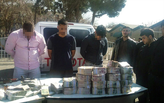 (تصاویر) دستگیری سارقان خودروی حمل پول بانک (تصاویر) دستگیری سارقان خودروی حمل پول بانک
