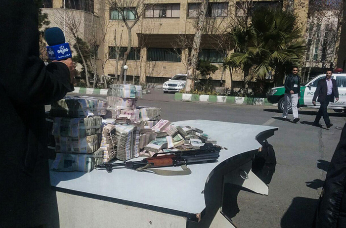 (تصاویر) دستگیری سارقان خودروی حمل پول بانک (تصاویر) دستگیری سارقان خودروی حمل پول بانک