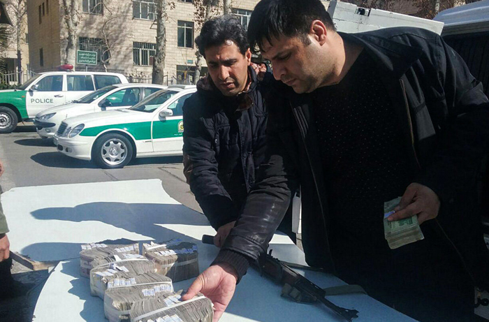 (تصاویر) دستگیری سارقان خودروی حمل پول بانک (تصاویر) دستگیری سارقان خودروی حمل پول بانک