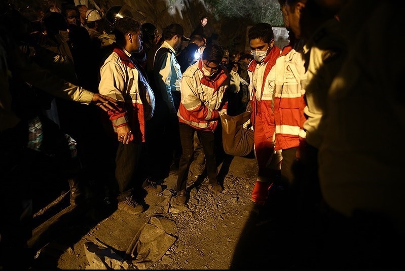 (تصاویر) خارج کردن پیکر جانباختگان حادثه ریزش معدن (تصاویر) خارج کردن پیکر جانباختگان حادثه ریزش معدن
