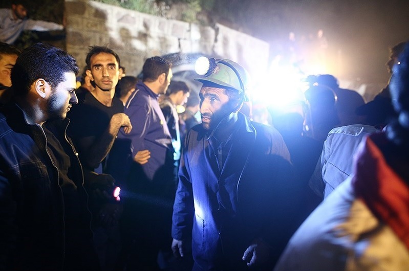 (تصاویر) خارج کردن پیکر جانباختگان حادثه ریزش معدن (تصاویر) خارج کردن پیکر جانباختگان حادثه ریزش معدن