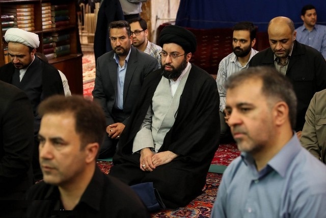 (عکس) فرزند رهبر انقلاب در مراسم تشییع پیکر حجت السلام پهلوانی (عکس) فرزند رهبر انقلاب در مراسم تشییع پیکر حجت السلام پهلوانی