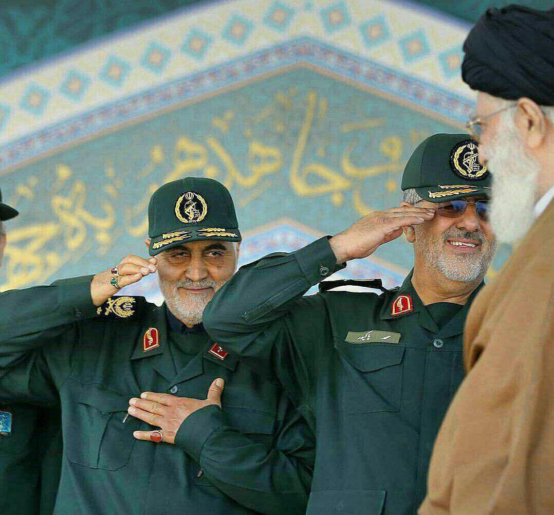 (عکس) احترام سردار قاسم سلیمانی به رهبر انقلاب (عکس) احترام سردار قاسم سلیمانی به رهبر انقلاب