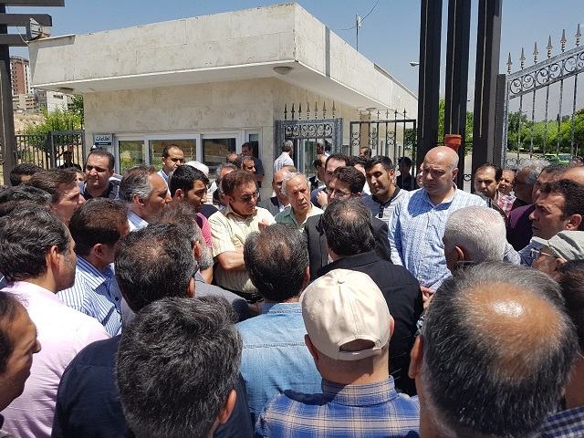 (عکس) تجمع کسبه پلاسکو مقابل بنیاد مستضعفان (عکس) تجمع کسبه پلاسکو مقابل بنیاد مستضعفان