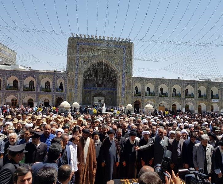 (عکس) وداع آیتالله علمالهدی با همسرش (عکس) وداع آیتالله علمالهدی با همسرش