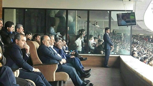 جهانگیری در حال تماشای بازی ایران - ازبکستان جهانگیری در حال تماشای بازی ایران - ازبکستان