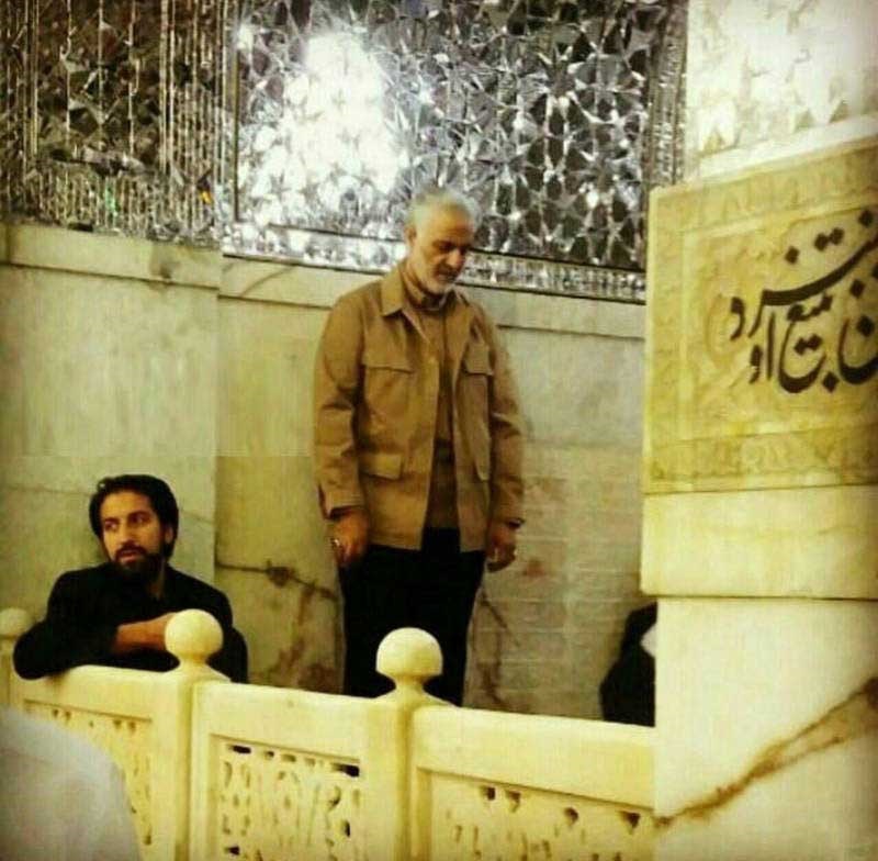 (عکس) سردار سلیمانی در حرم امام رضا(ع) در عید فطر (عکس) سردار سلیمانی در حرم امام رضا(ع) در عید فطر