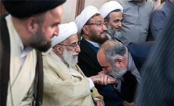 موج انتقاد از یک دست بوسی