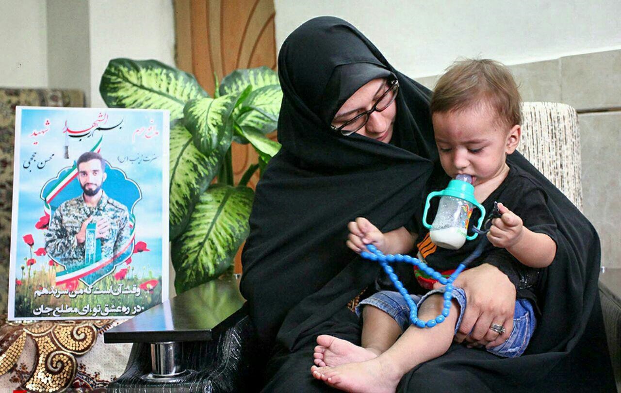 (عکس) همسر و فرزند شهید «محسن حججی» (عکس) همسر و فرزند شهید «محسن حججی»